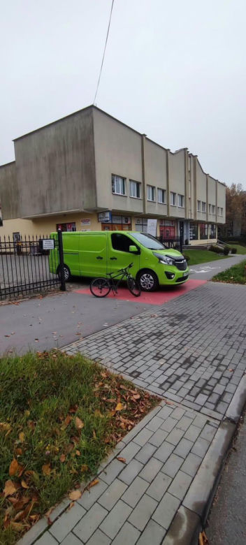 Bus uderzył w 14-letniego rowerzystę. Dziecko wylądowało w szpitalu
