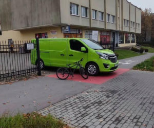 Bus uderzył w 14-letniego rowerzystę. Dziecko wylądowało w szpitalu