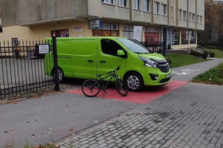 Bus uderzył w 14-letniego rowerzystę. Dziecko wylądowało w szpitalu