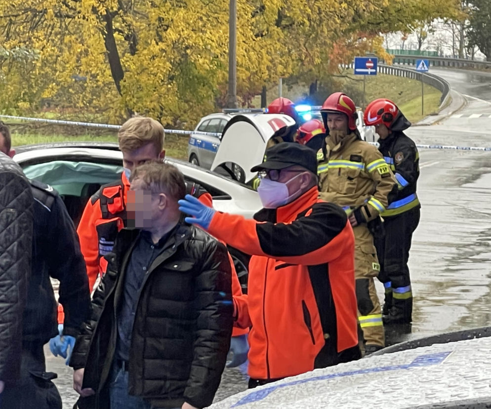 Pościg na Pradze, sportowy mercedes kompletnie rozbity. Trzy osoby trafiły do szpitala