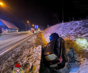 Z ciężarówki urwały się koła i wbiły się w osobówkę. Kierowca ratował się ucieczką do rowu