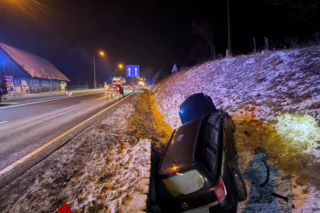 Z ciężarówki urwały się koła i wbiły się w osobówkę. Kierowca ratował się ucieczką do rowu