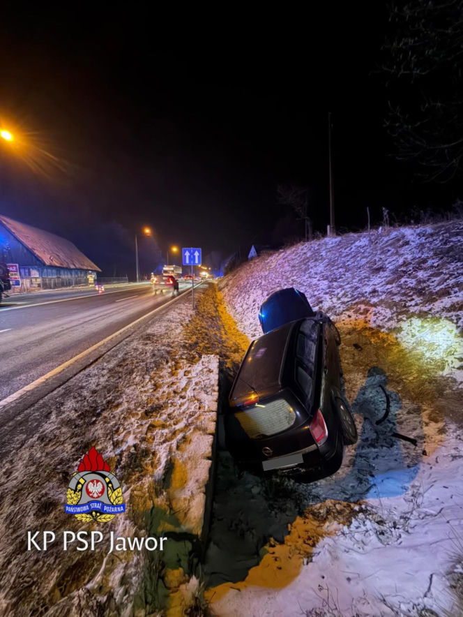 Z ciężarówki urwały się koła i wbiły się w osobówkę. Kierowca ratował się ucieczką do rowu