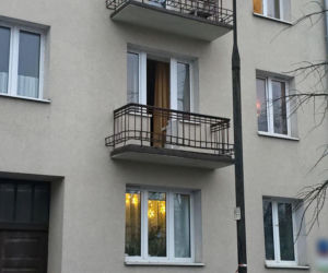 Tragedia w Warszawie. Wyszedł na oblodzony balkon, poślizgnął się i spadł. Nie żyje