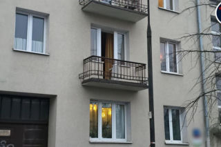 Tragedia w Warszawie. Wyszedł na oblodzony balkon, poślizgnął się i spadł. Nie żyje