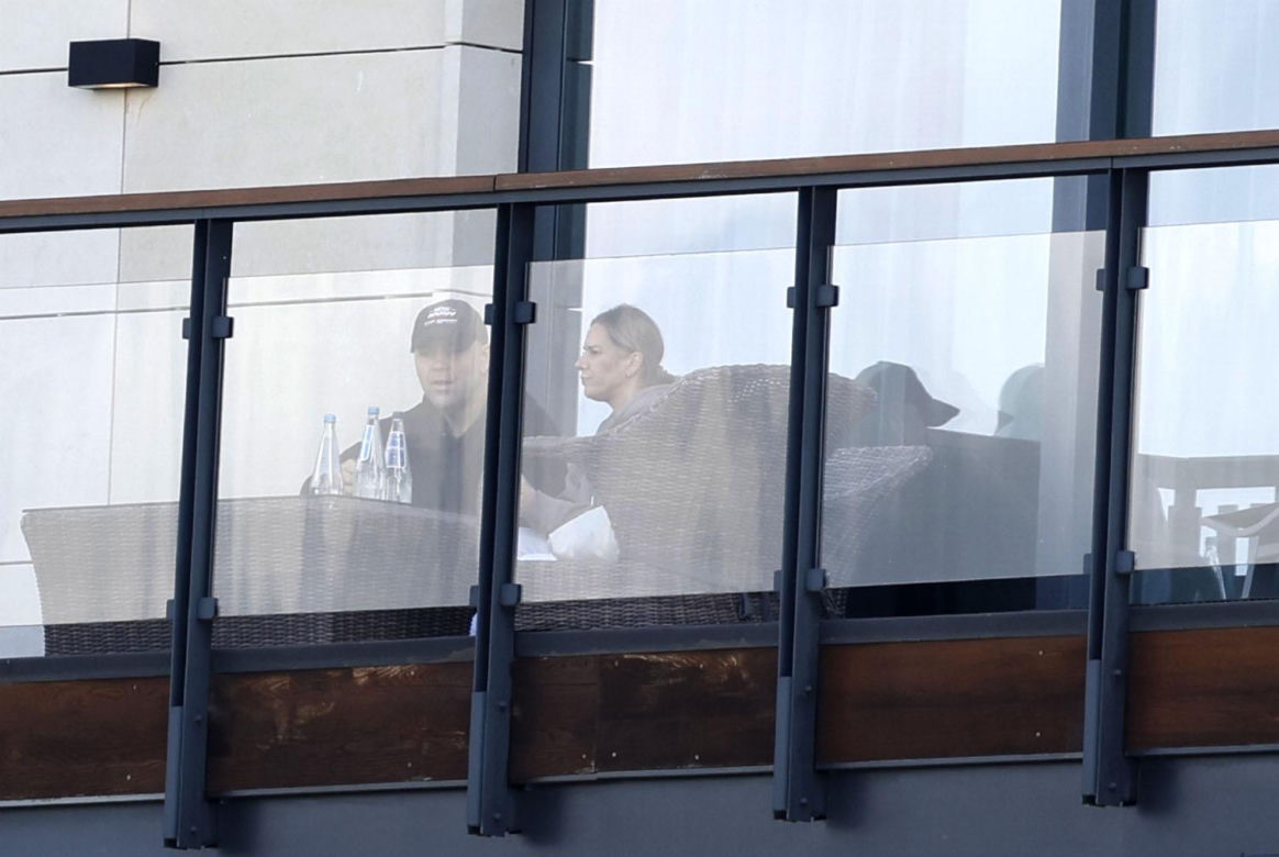 Kawa, czapka z daszkiem i dymek. Nowy prezydent przyłapany z żoną na balkonie