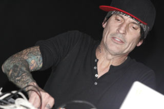 Jego perkusja latała nad głowami fanów. W domu Tommy Lee stoczył inną walkę