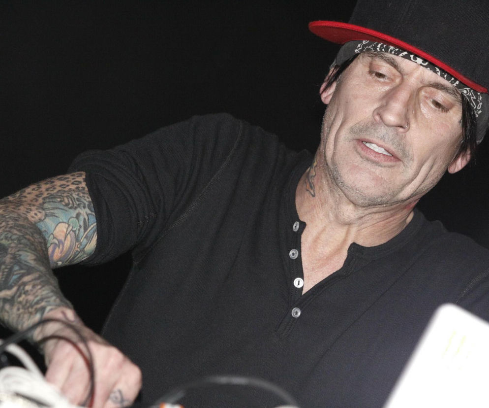 Tommy Lee w czapce i z tatuażami na rękach. O burzliwym życiu gwiazdora Mötley Crüe przeczytasz na EskaRock.