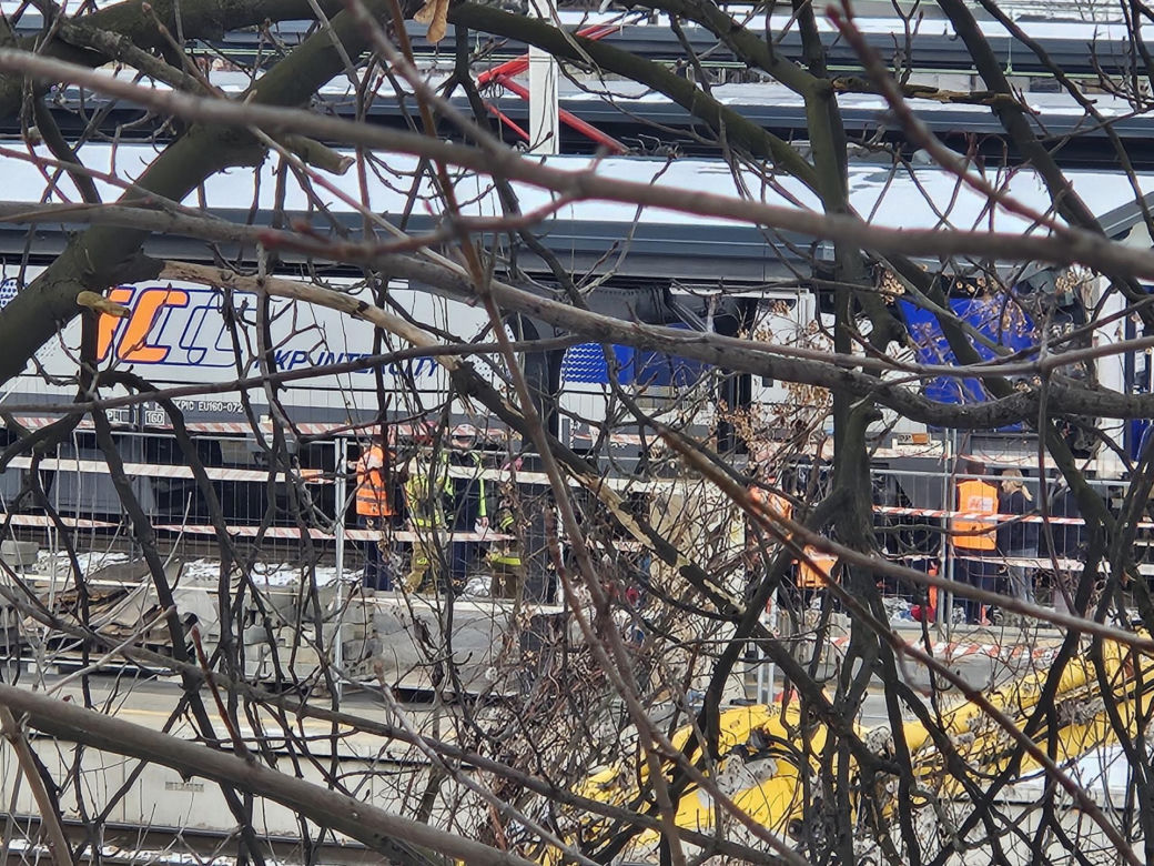 Mysłowice. 16-latka wyciągnięta spod pociągu Intercity na dworcu PKP. Zabrał ją śmigłowiec LPR [ZDJĘCIA].