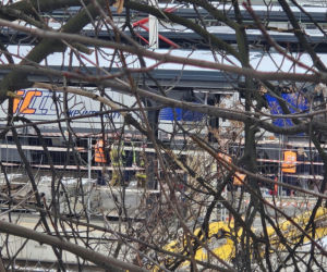 Mysłowice. 16-latka wyciągnięta spod pociągu Intercity na dworcu PKP. Zabrał ją śmigłowiec LPR [ZDJĘCIA].