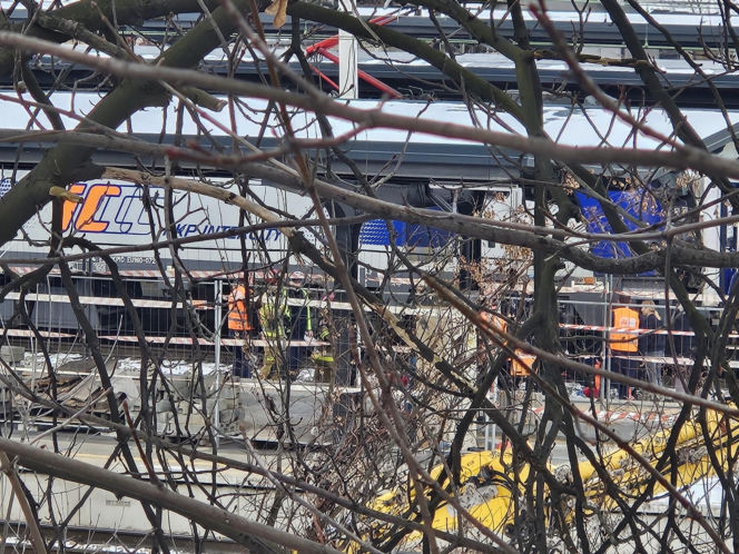 Mysłowice. 16-latka wyciągnięta spod pociągu Intercity na dworcu PKP. Zabrał ją śmigłowiec LPR [ZDJĘCIA].