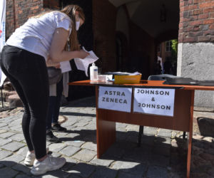 Akcja szczepień na dziedzińcu Ratusza Staromiejskiego w Toruniu
