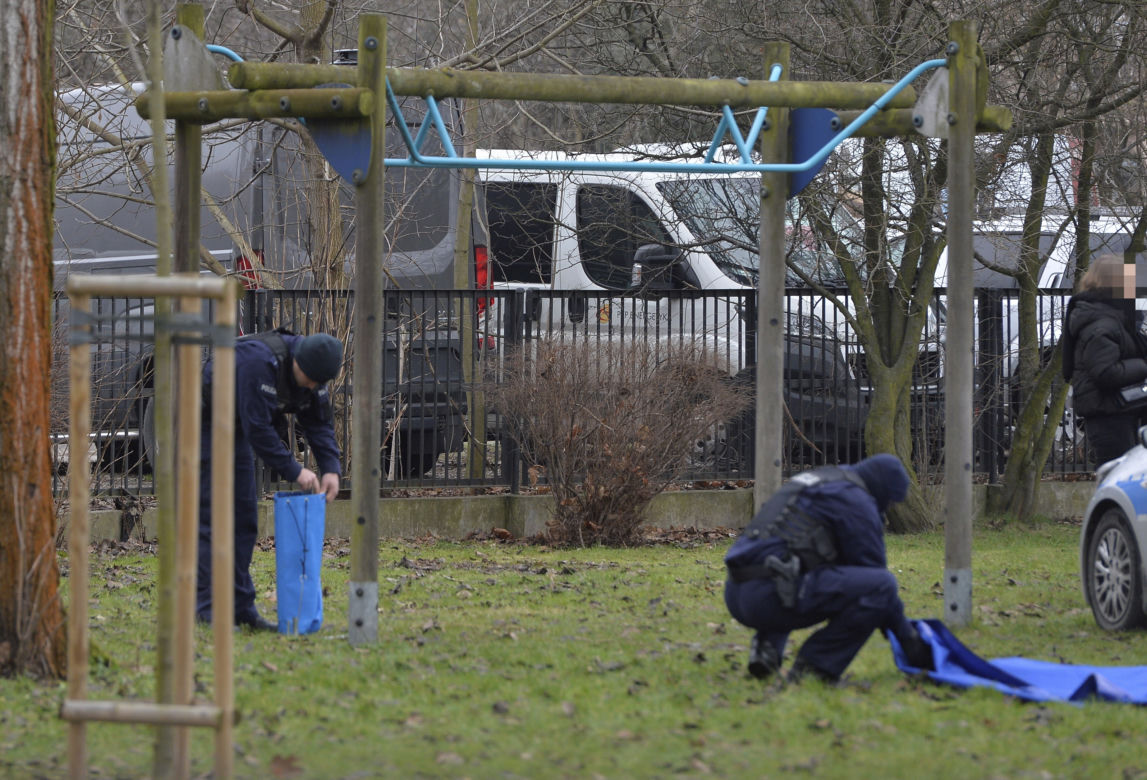 Tragedia na Mokotowie. Zwłoki młodziutkiej kobiety na szkolnym boisku