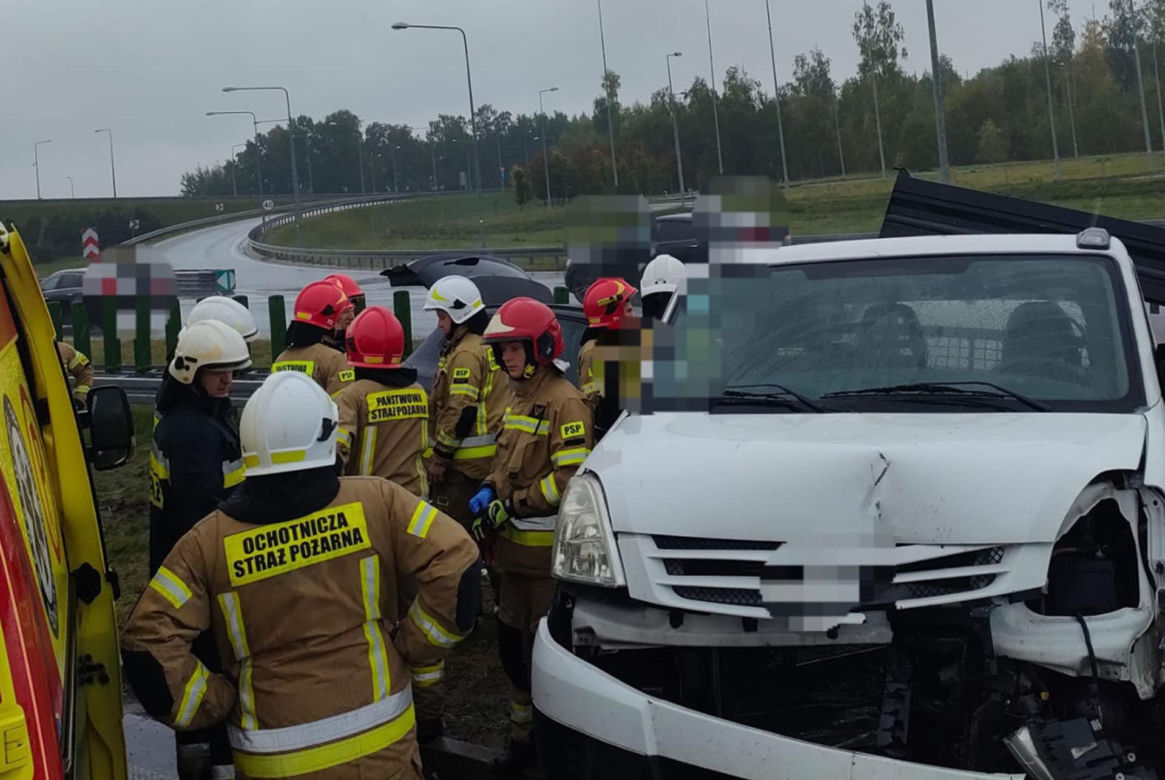 BMW rozbite w wypadku na A1! 39-latek huknął w dwa pojazdy obsługi autostrady [ZDJĘCIA]