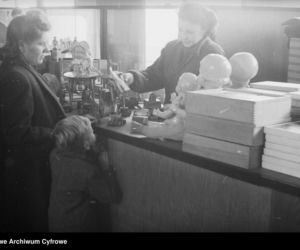 Sklep wielobranżowy Powszechny Dom Towarowy