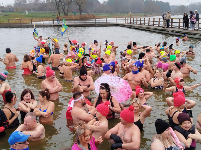 Mazowieckie Morsy otworzyły sezon morsowania 2025/2026 nad zalewem w Siedlcach