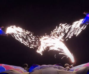 Ludzie-perseidy z Red Bull Skydive Team przelecieli nad Warszawą