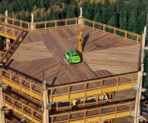 Na najpiękniejszej wieży widokowej w Śląskiem zaparkował... Maluch. Jak się tam znalazł?