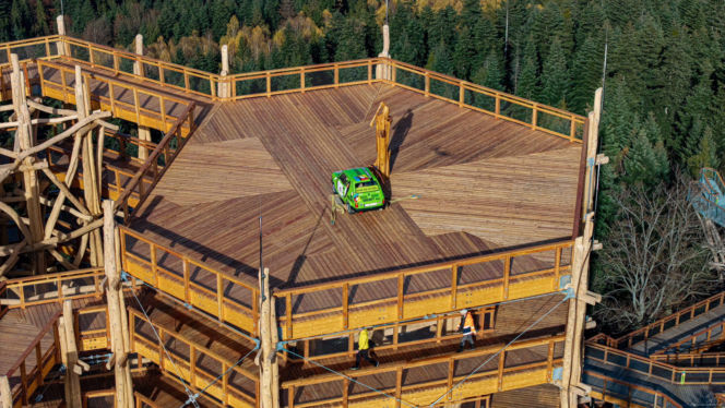 Na najpiękniejszej wieży widokowej w Śląskiem zaparkował... Maluch. Jak się tam znalazł?