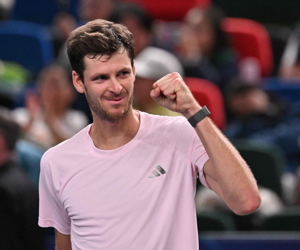 Tenisista Hubert Hurkacz zaciska pięść w geście triumfu. O wygranej z Djokoviciem w Szanghaju przeczytasz na SE Supersport.