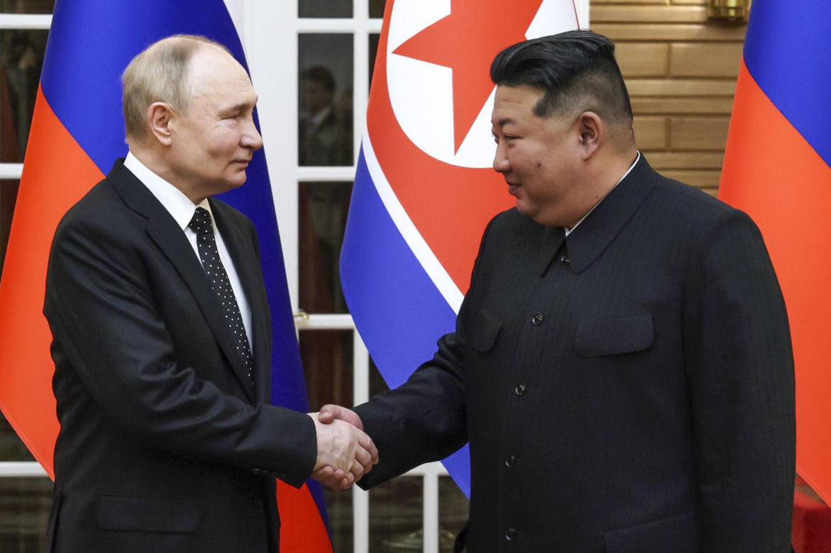 Putin w objęciach Kim Dzong Una! "Przyjacielska pogawędka"