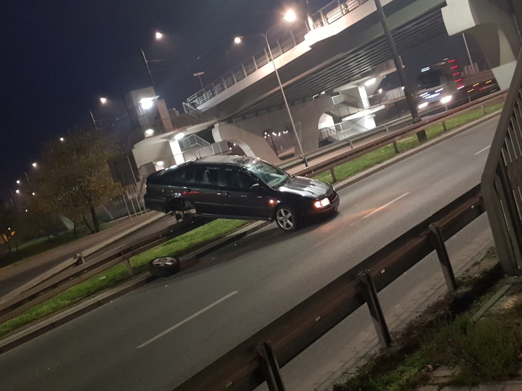 Nietypowy wypadek na Kamiennej w Bydgoszczy! Auto wjechało na barierki! [ZDJĘCIA]