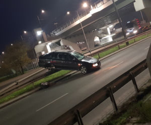 Nietypowy wypadek na Kamiennej w Bydgoszczy! Auto wjechało na barierki! [ZDJĘCIA]