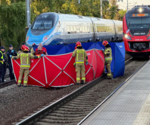 W kominiarkach wspinają się na pociągi i nagrywają. PKP ostrzega. Śmiertelny trend dotarł do Polski