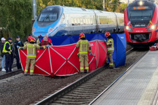 W kominiarkach wspinają się na pociągi i nagrywają. PKP ostrzega. Śmiertelny trend dotarł do Polski