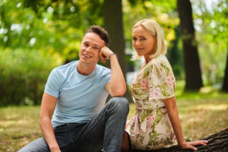 Pierwsza miłość: Krystian pociesza Łucję Reterską, która wciąż nie umie pogodzić się ze stratą syna. Bohaterów łączy coraz większa sympatia…