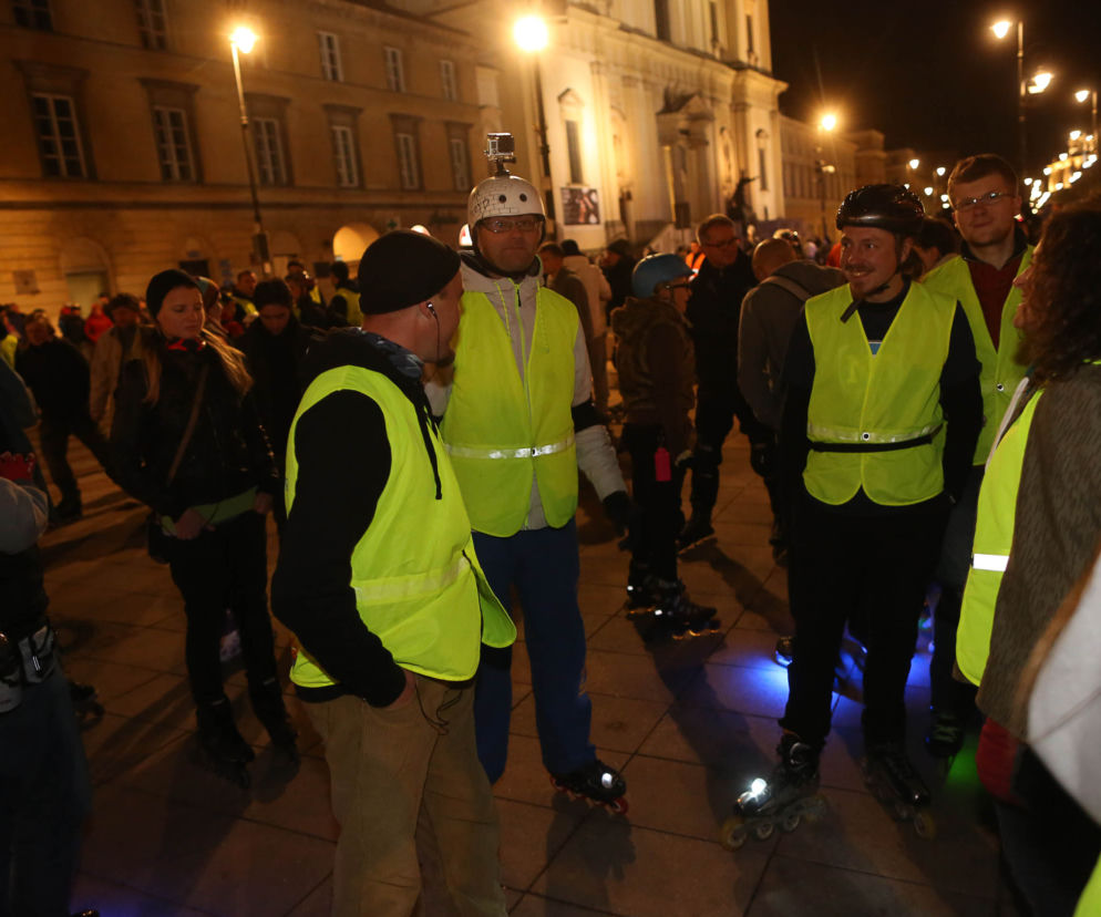 Nightskating. Warszawiacy przejechali stolicę na rolkach [Zdjęcia]