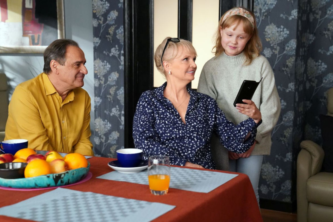Barwy szczęścia odc. 2607. Emilka (Jessica Frankiewicz), Małgorzata (Adrianna Biedrzyńska), Jerzy (Bronisław Wrocławski)