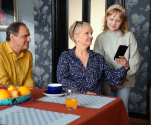 Barwy szczęścia odc. 2607. Emilka (Jessica Frankiewicz), Małgorzata (Adrianna Biedrzyńska), Jerzy (Bronisław Wrocławski)