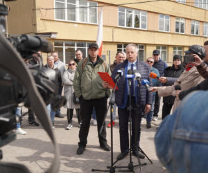 Gorąco pod białostocką hutą szkła. Pracownicy zorganizowali protest
