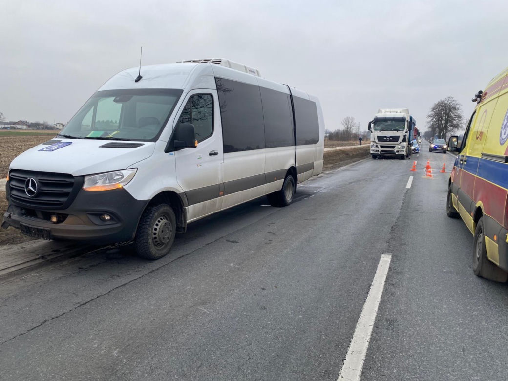 Bus zderzył się z ciężarówką na DK 25 pod Koninem! Troje dzieci trafiło do szpitala [ZDJĘCIA]