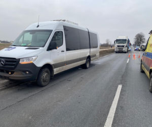 Bus zderzył się z ciężarówką na DK 25 pod Koninem! Troje dzieci trafiło do szpitala [ZDJĘCIA]