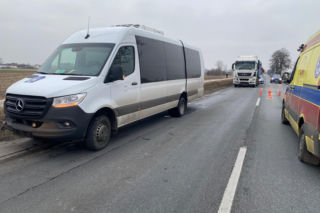 Bus zderzył się z ciężarówką na DK 25 pod Koninem! Troje dzieci trafiło do szpitala [ZDJĘCIA]
