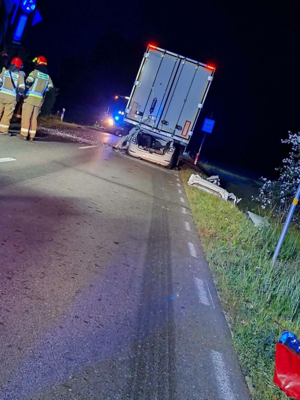 Makabra na drodze! 20-letni kierowca zginął na miejscu. Skoda zmiażdżona pod naczepą