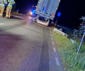 Makabra na drodze! 20-letni kierowca zginął na miejscu. Skoda zmiażdżona pod naczepą