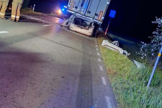 Makabra na drodze! 20-letni kierowca zginął na miejscu. Skoda zmiażdżona pod naczepą