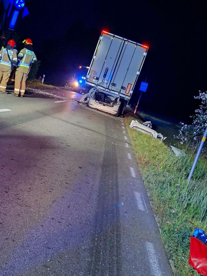Makabra na drodze! 20-letni kierowca zginął na miejscu. Skoda zmiażdżona pod naczepą