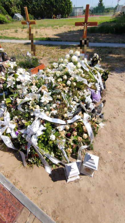  Białe wiązanki i wieńce przykryły grób Michał, który zginął w wypadku w grudziądzkich ruinach