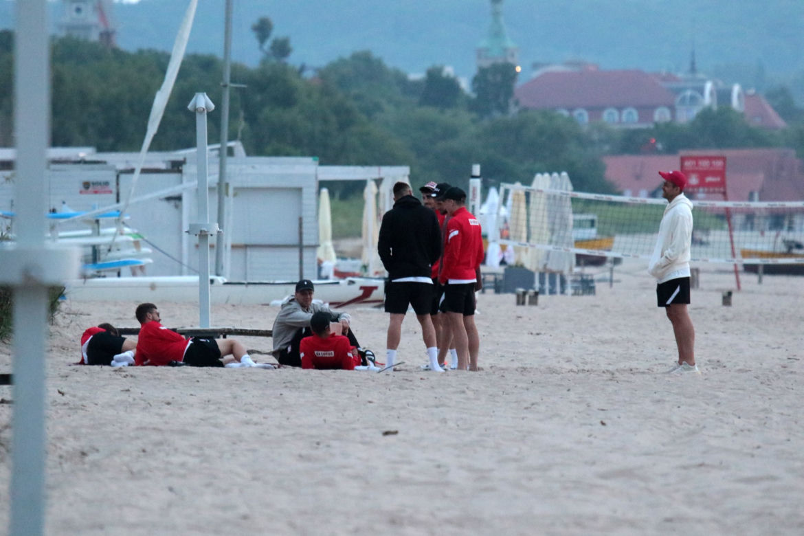 Reprezentanci Polski poszli po porażce na plażę