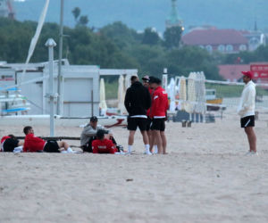 Piłkarze po porażce poszli na plażę