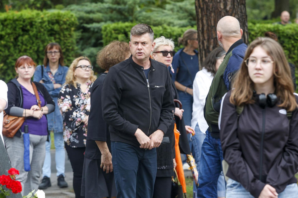 Pogrzeb Joanny Kołaczkowskiej. Tak pożegnali ją przyjaciele z kabaretu. Borek płakała jak uczennica