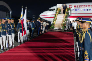 Skromnie i zachwycająco. Marta Nawrocka pokazała klasę na Filipinach