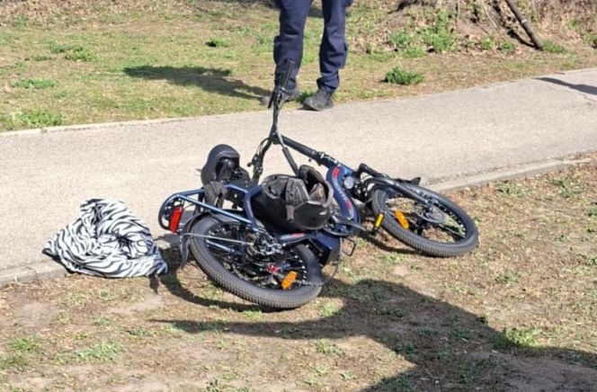 Zasłabł na rowerze, ratował go taksówkarz. Akcję utrudniał tłum gapiów