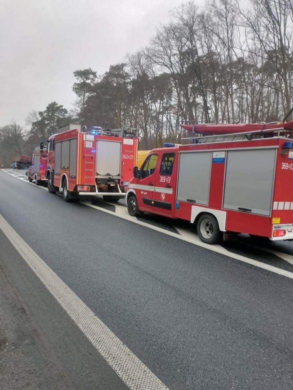 Potworny wypadek pod Płockiem! Volvo 18-latka zderzyło się czołowo z tirem i busem. DK 60 zablokowana [ZDJĘCIA]