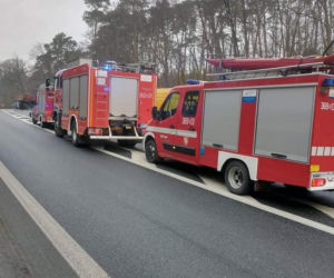 Potworny wypadek pod Płockiem! Volvo 18-latka zderzyło się czołowo z tirem i busem. DK 60 zablokowana [ZDJĘCIA]