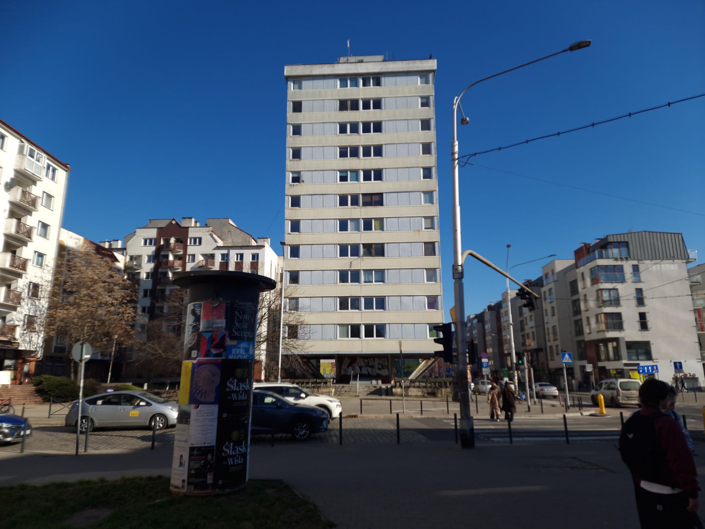 Trzonolinowiec - wieżowiec przy Kościuszki we Wrocławiu z lat 60. przed remontem